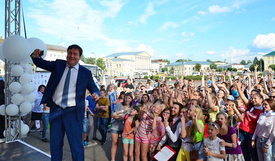 Глава администрации Костромы делает сэлфи на празднике