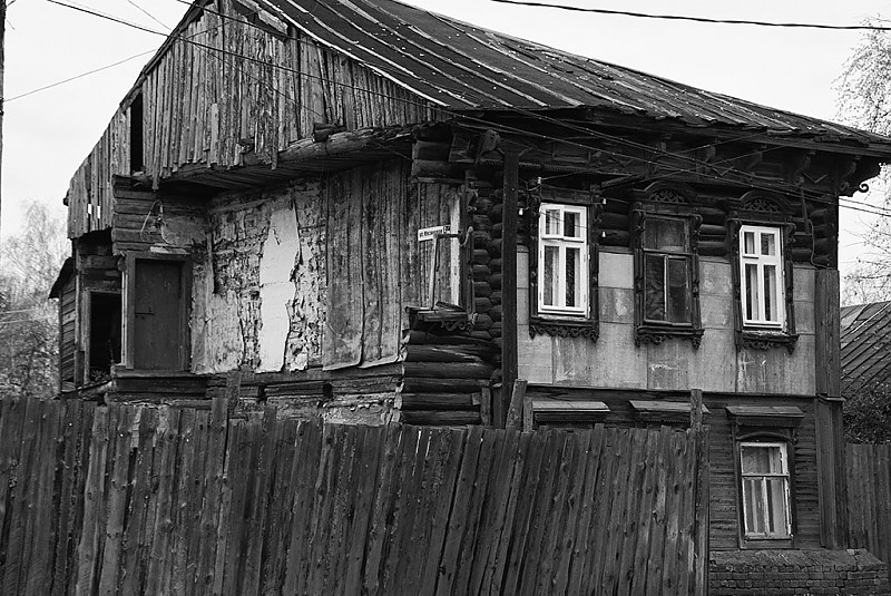 Полуразрушенный деревянный дом в Костроме