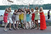 Праздничные девушки на фоне ладьи в Костроме